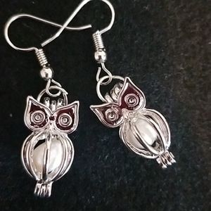 Owl earrings with freshwater pearl